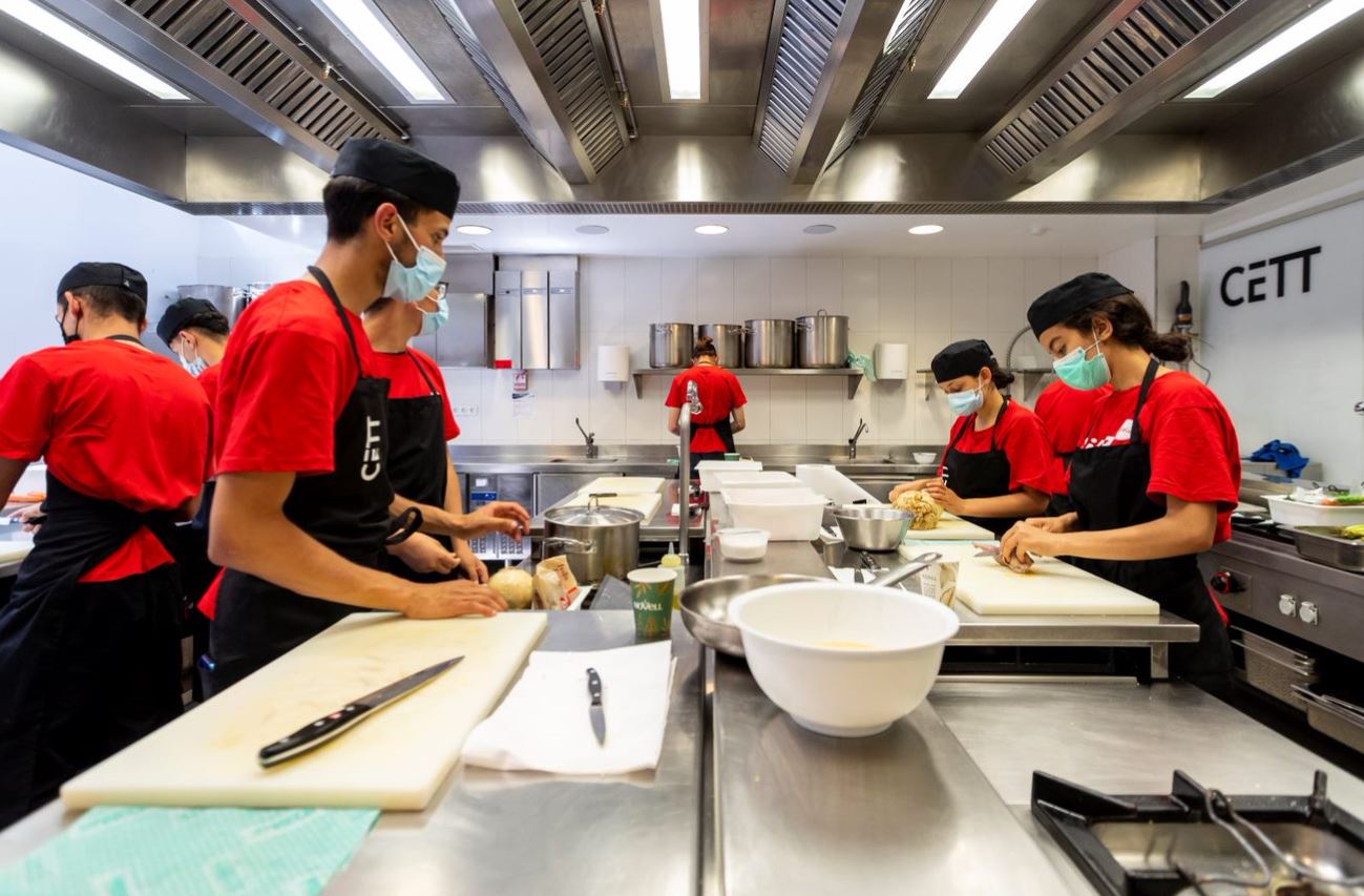 Fotografía de: Coca-Cola y el CETT se alían con otros actores privados para impulsar el talento joven con dificultades para acceder al mercado laboral con el proyecto GIRA Jóvenes | CETT